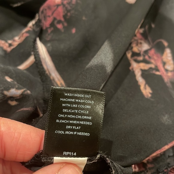 Simply Vera Vera Wang Black Floral Blouse Sz XL - Picture 8 of 8